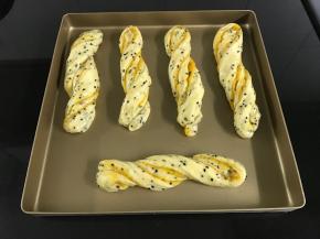 二次发酵结束后刷上蛋液。