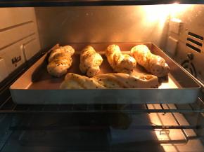 入预热好的烤箱180度，上下火，中层，烤15分钟左右。