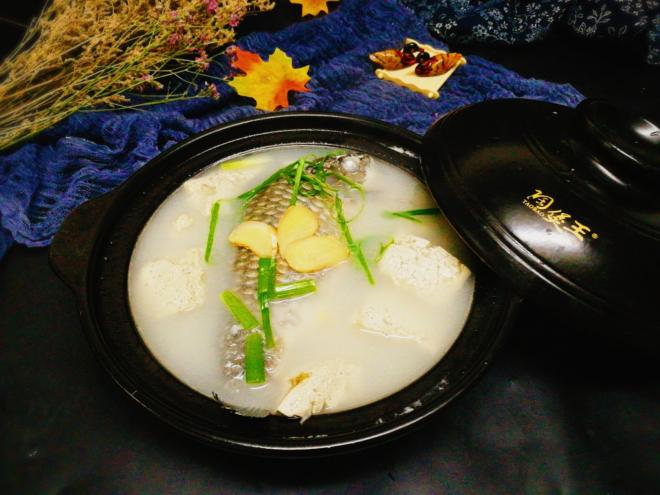 清蒸毛蟹+黑豆腐煲白鲫鱼汤