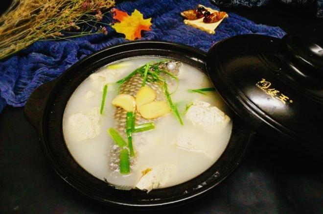 清蒸毛蟹+黑豆腐煲白鲫鱼汤