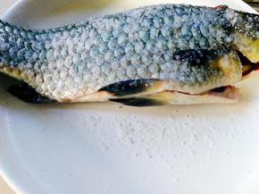 白鲫鱼去内脏即可，冲洗干净后，撒盐