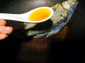 淋上适量料酒