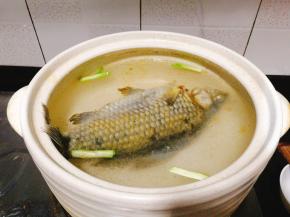 取一个砂锅，放入清水，葱白，姜片，煎好的鱼