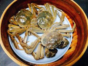 毛蟹用刷子冲洗干净，放入蒸笼里