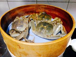 将蒸笼套在砂锅上