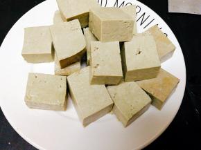 准备好黑豆腐