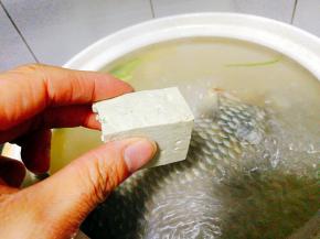 放入白鲫鱼汤里