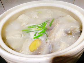 奶白的鲫鱼汤好了，加入葱，鸡精即可出锅