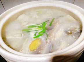 奶白的鲫鱼汤好了，加入葱，鸡精即可出锅