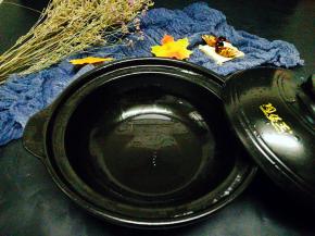 将鱼汤盛入准备好的保温性好又可以随时加热的浅砂锅，哈哈冬天喜欢热气腾腾的汤哦，