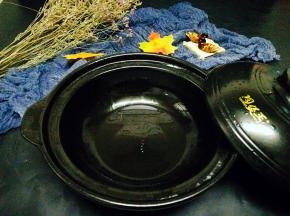 将鱼汤盛入准备好的保温性好又可以随时加热的浅砂锅，哈哈冬天喜欢热气腾腾的汤哦，