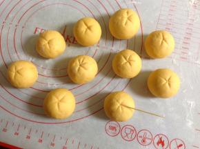 全部用毛巾裹过之后，用牙签在面团顶部如图压出橘子的纹路。