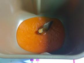 在面包桶中倒入120克的胡萝卜泥，剩余的胡萝卜泥可以给宝宝吃，或者用来做别的料理。
