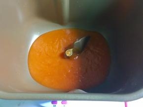 在面包桶中倒入120克的胡萝卜泥，剩余的胡萝卜泥可以给宝宝吃，或者用来做别的料理。