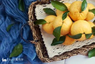 去买橘子的时候选择带叶子的，然后用剪刀剪下来，洗净，用厨房纸擦干水分或晾干，就可以插到馒头上了。