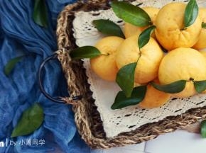 去买橘子的时候选择带叶子的，然后用剪刀剪下来，洗净，用厨房纸擦干水分或晾干，就可以插到馒头上了。