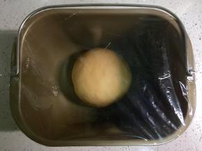 面团揉好后，盖上保鲜膜，进行基础发酵。没有面包机的话手揉也可以。