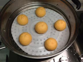 把馒头放入蒸锅中，盖上盖子饧一会儿，不要太久，十几分钟就可以，避免发太大纹理消失。然后蒸15分钟关火，闷5分钟揭盖，出锅。