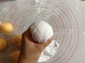 取一块干净的毛巾，浸湿后拧干，把圆面团包住，定一下形。