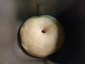 发酵至两倍大，用手指蘸面粉在面团中间戳一个洞，不回缩不塌陷就发酵好了。