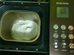 把面包桶卡入柏翠面包机，启动15“imix”程序，把三种食材揉成光滑不粘手的面团。因为胡萝卜泥含水量不同，面粉的吸水性不同，请根据实际情况调整胡萝卜泥和面粉的量。