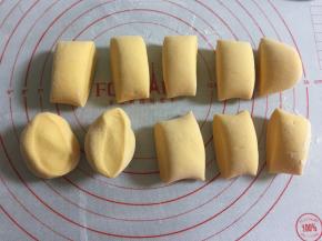 把长条用刮面板分成10份，不要精确到完全一样大，有大有小更符合实际。