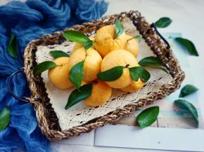 顶部插上橘子叶，完成，是不是很逼真？