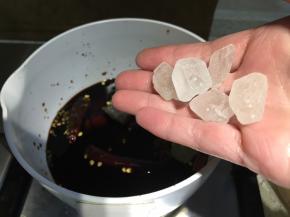 开火，放入冰糖