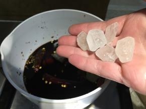开火，放入冰糖