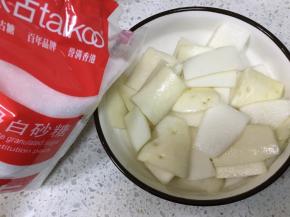 倒入适量白砂糖，用手抓匀，腌制20分钟，20分钟以后萝卜会腌出水，水可以喝掉哦