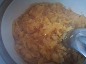 果肉形状都没变化，用勺压下去也压不断，但都软了熟了！锅底还有看得见的水分！这一步注意，果肉用勺子是压不烂的，还是很有口感的！