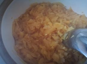 果肉形状都没变化，用勺压下去也压不断，但都软了熟了！锅底还有看得见的水分！这一步注意，果肉用勺子是压不烂的，还是很有口感的！