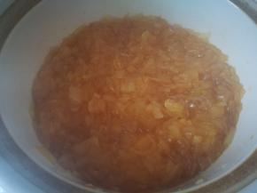 拌匀后，大火烧开，转小火炖煮5分钟，不要糊了，水量火候控制得好，不会糊，最好守在旁边。打开盖子，转小火，迅速搅拌，如果水太多，就大火收下水。水量合适就不必了！