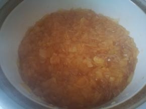 拌匀后，大火烧开，转小火炖煮5分钟，不要糊了，水量火候控制得好，不会糊，最好守在旁边。打开盖子，转小火，迅速搅拌，如果水太多，就大火收下水。水量合适就不必了！