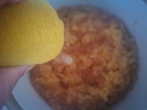 小火煮到比较浓稠时，挤入大半个柠檬汁