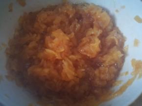 用筷子迅速搅拌均匀，浓稠度合适，果肉和糖汁完全融合就可以了，蜜饯粘在铲子是不掉落就好了，装进消过毒的容器，瓶口撒上一层糖，拧紧放冰箱一个星期没有问题的