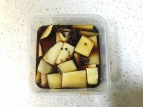 料汁完全晾凉以后，把料汁倒入乐扣盒子里，倒入萝卜皮