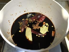 生抽倒入小锅内，放入干辣椒、八角、桂皮、香叶、花椒，再倒入适量清水