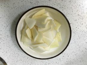 萝卜连着一点肉切下来，切成长方形