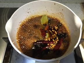 煮到沸腾，并冰糖融化，关火，放一旁晾凉