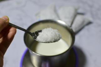 500毫升牛奶倒入酸奶桶，加白糖