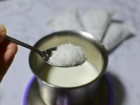 500毫升牛奶倒入酸奶桶，加白糖