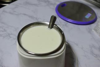 再加入500毫升牛奶，慢慢拌匀，放入酸奶机