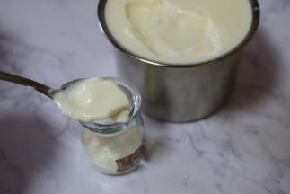 酸奶做好后，晾凉，装瓶(酸奶瓶要用开水烫一下，控干水分)，盖好，放冰箱冷藏，三天内食用完