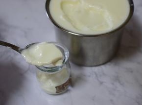 酸奶做好后，晾凉，装瓶(酸奶瓶要用开水烫一下，控干水分)，盖好，放冰箱冷藏，三天内食用完