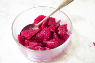 火龙果去皮，火龙果肉放在碗里