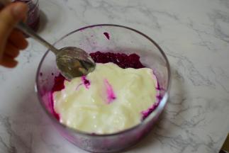 剩下的火龙果泥，加入一半的酸奶