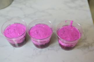 再放入杯子中的三分之一