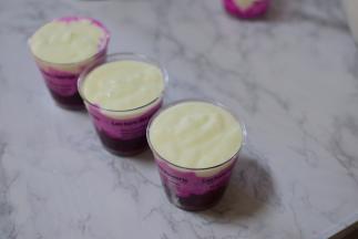 再将剩下的酸奶，填杯子里