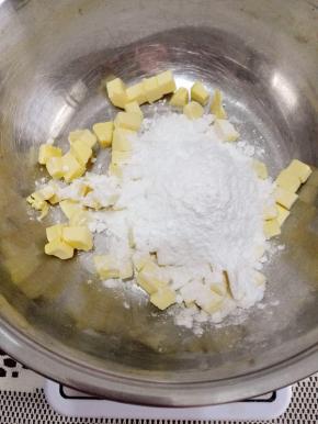 糖粉与黄油打发至黄油发白，